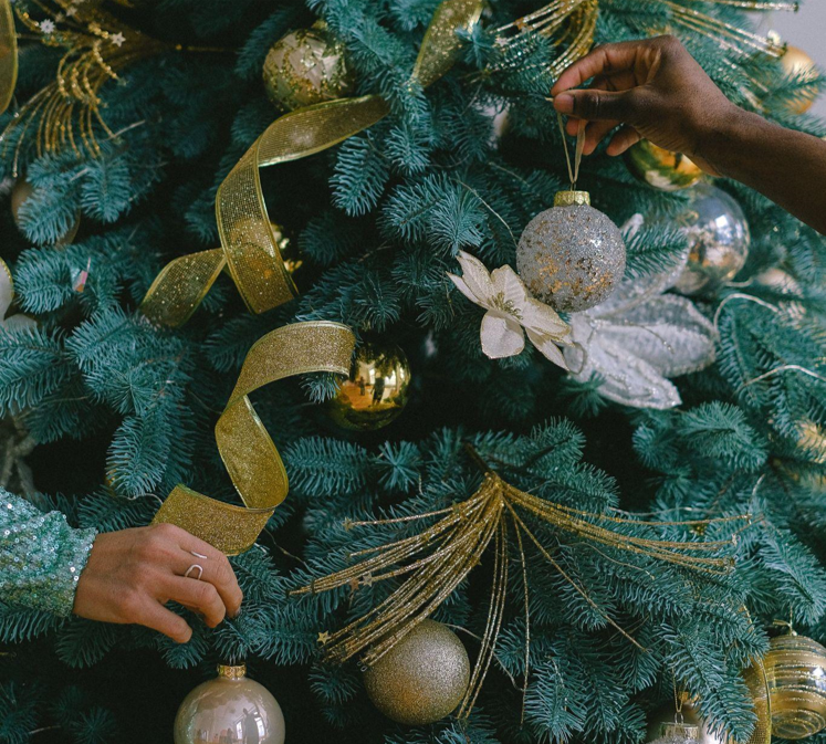 The King of Christmas: Making Your Spring Wedding Memorable with White Christmas Garlands